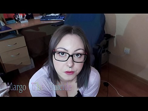 ❤️ Sexy dievča s okuliarmi hlboko fajčí vibrátor na kameru ️ Porno na nás ﹏